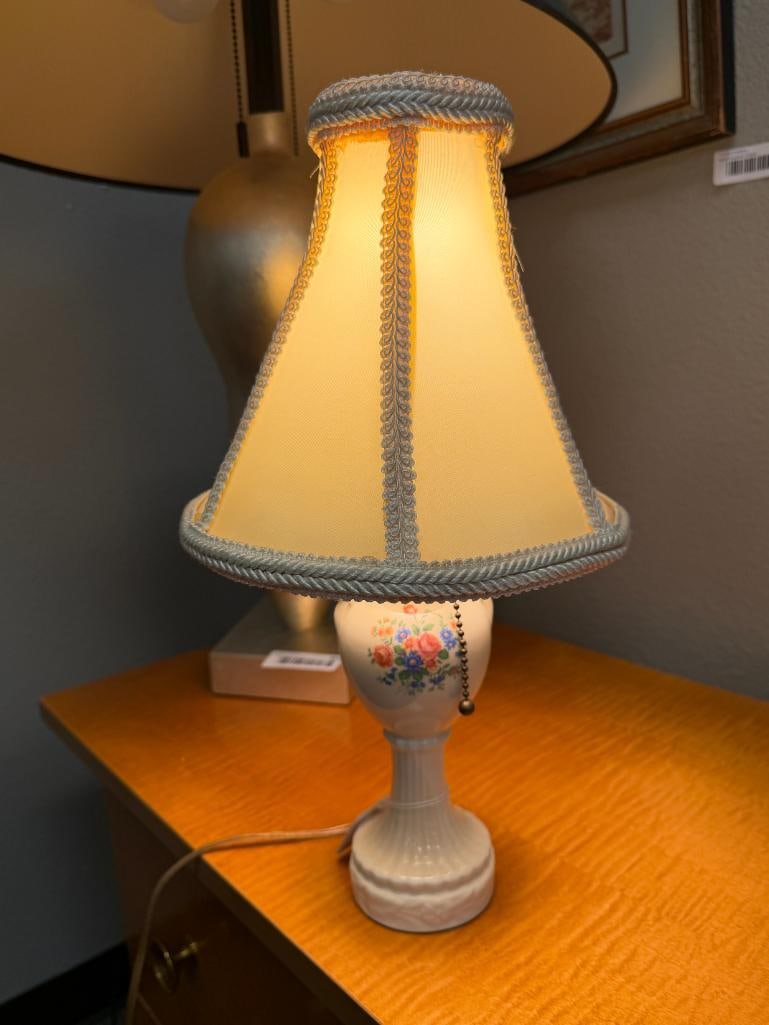 PAIR OF VINTAGE CERAMIC URN TABLE LAMPS WITH FLORAL DESIGN SPECHTS STUDIO CITY SHADES - 8