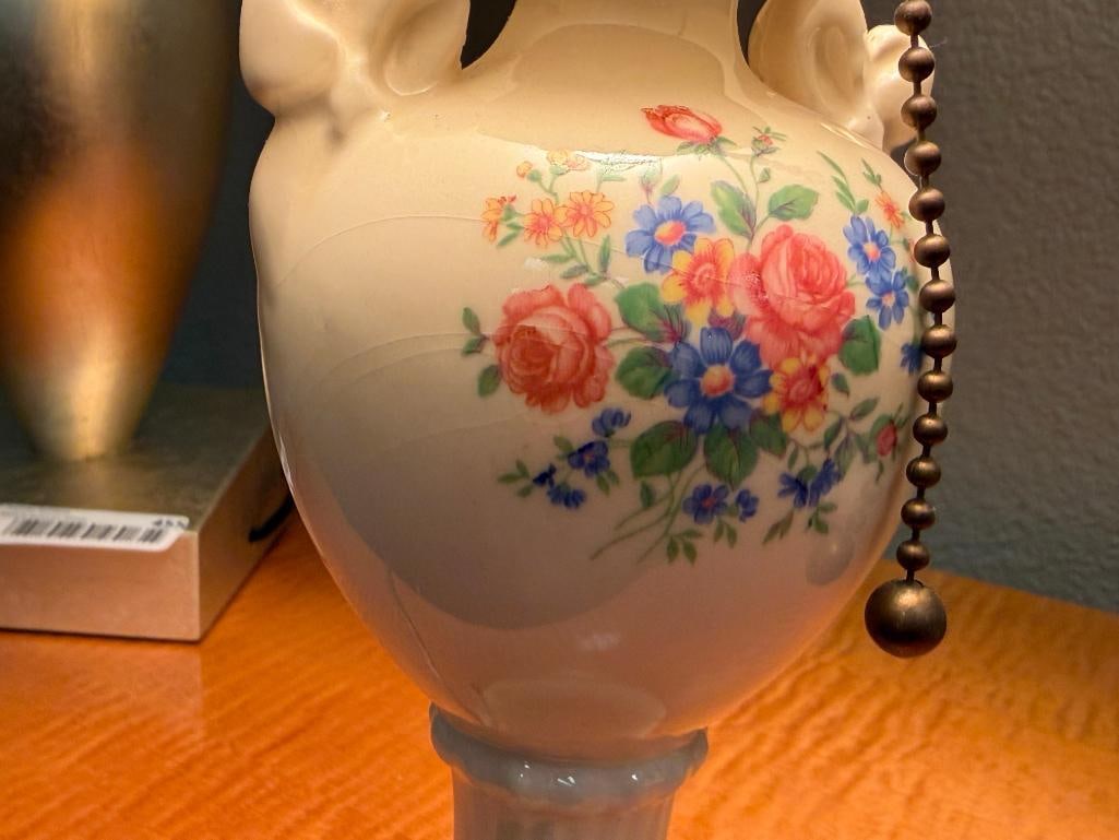 PAIR OF VINTAGE CERAMIC URN TABLE LAMPS WITH FLORAL DESIGN SPECHTS STUDIO CITY SHADES - 9
