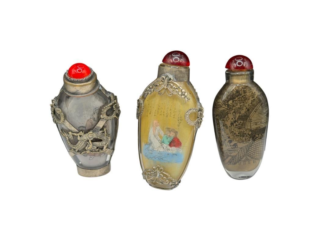 THREE VINTAGE REVERSE PAINTED CHINESE GLASS SNUFF BOTTLES INCLUDING ONE WITH METAL SCOOP (1 of 15)