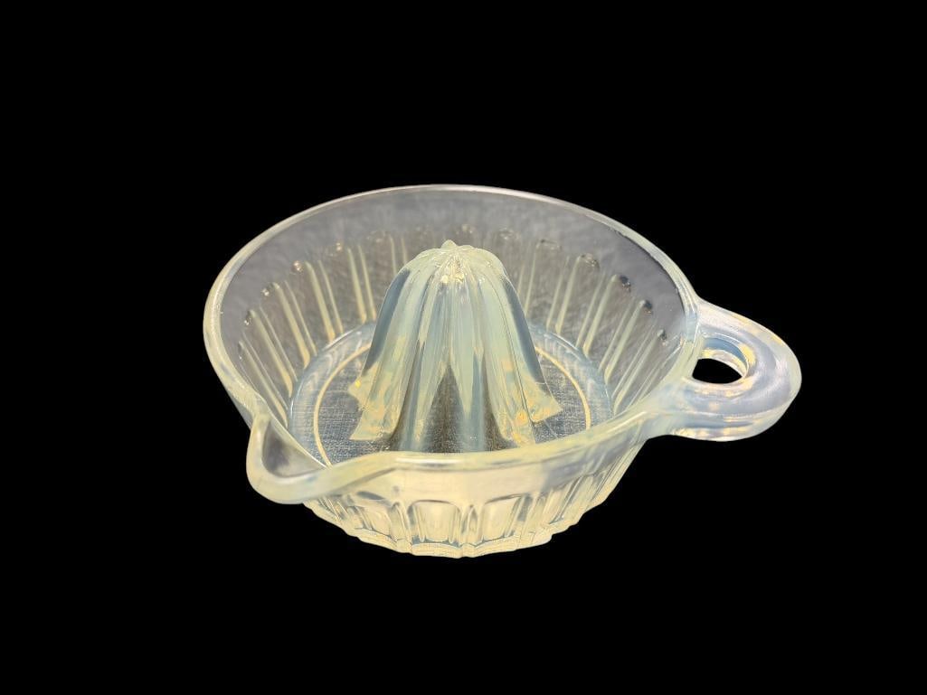 VINTAGE OPALESCENT GLASS JUICER / REAMER WITH RIBBED DESIGN: NO CHIPS OR CRACKS 6" ROUND