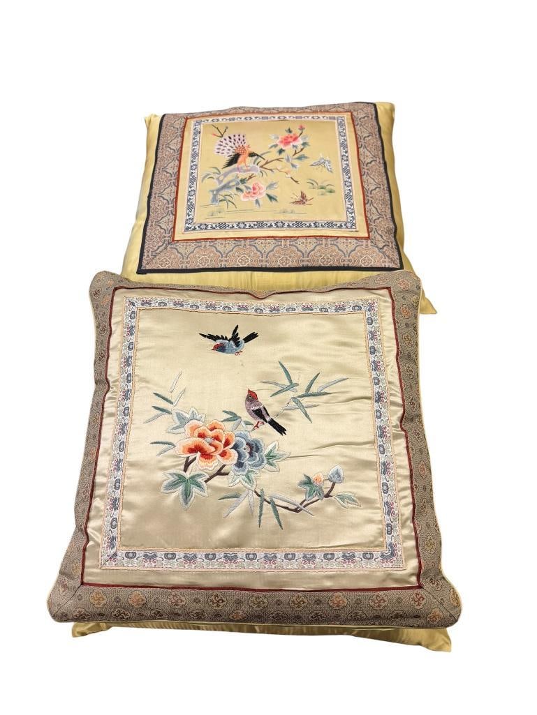 FOUR VINTAGE CHINESE SILK EMBROIDERED DECORATIVE PILLOWS WITH BROCADE BORDERS (1 of 11)