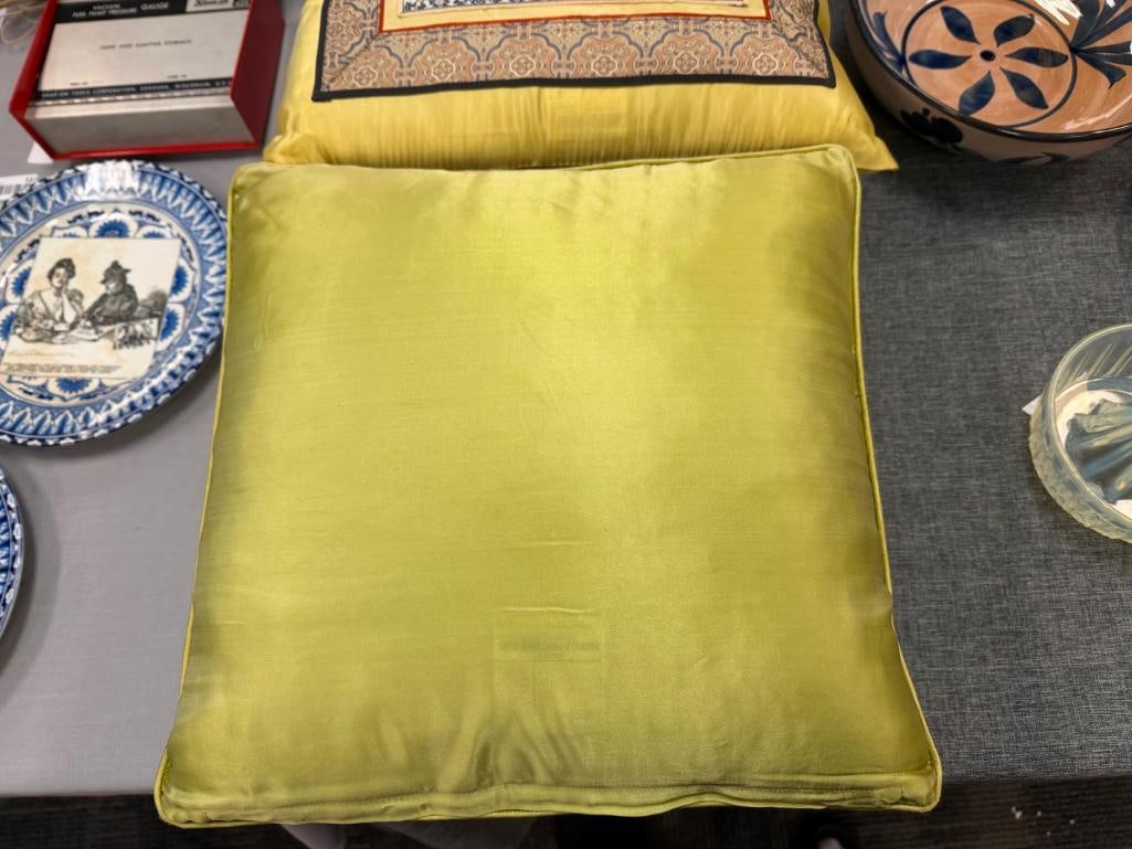 FOUR VINTAGE CHINESE SILK EMBROIDERED DECORATIVE PILLOWS WITH BROCADE BORDERS - 5