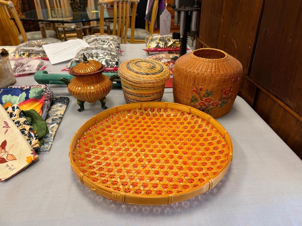 VINTAGE PEOPLES REPUBLIC OF CHINA LACQUERED BAMBOO URN AND PAINTED BASKET (1 of 15)