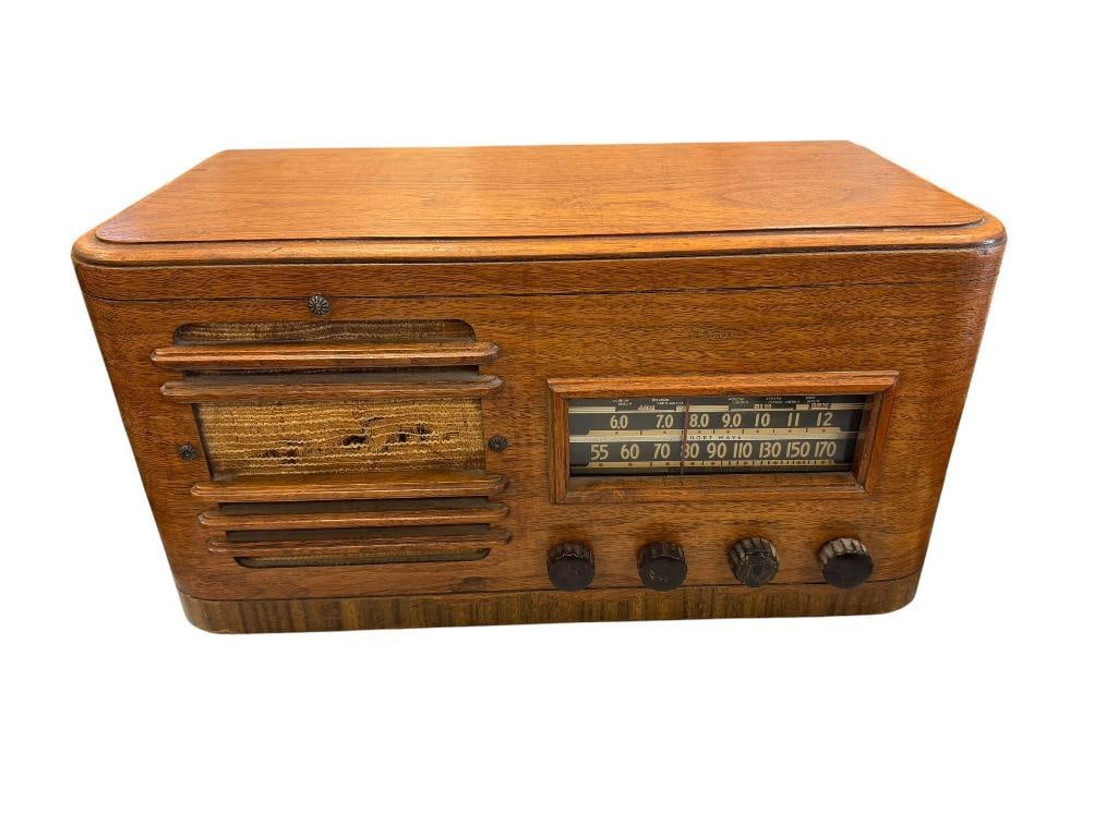 MOTOROLA MODEL 61T21 1941 TUBE RADIO (1 of 7)