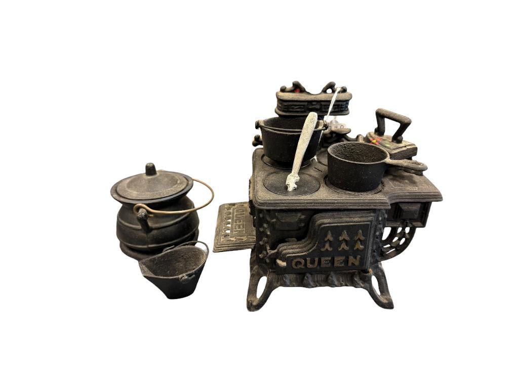 QUEEN SALESMAN SAMPLE WOOD BURNING STOVE WITH ACCESORIES (1 of 15)