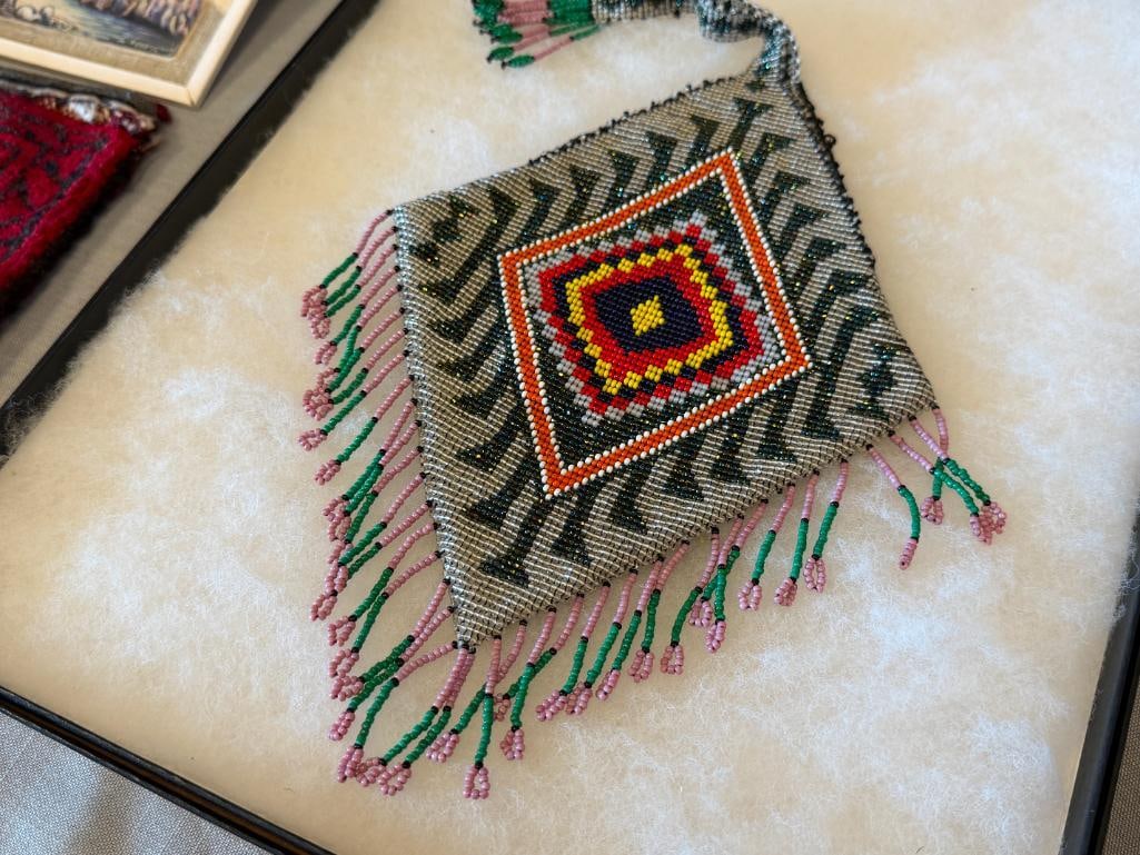 20TH CENTURY HAND CRAFTED NATIVE AMERICAN BEADED DIAMOND SHAPED PURSE - 2