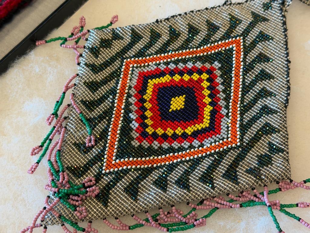 20TH CENTURY HAND CRAFTED NATIVE AMERICAN BEADED DIAMOND SHAPED PURSE - 6