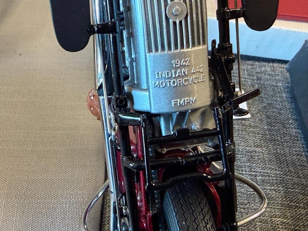 1/10 DIE-CAST MODEL BY THE FRANKLIN MINT OF A 1942 INDIAN MOTORCYCLE MODEL 442 - 7
