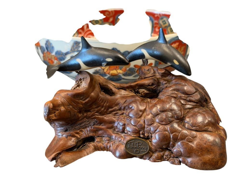 1976 VINTAGE THE ORCA KILLER WHALES SCULPTURE BY JOHN PERRY: SCULPTURE DEPICTS TWO ORCAS MOUNTED ON BURLWOOD BASE, WITH ARTIST NAME TAG 4 1/4" H, 6 1/2" L