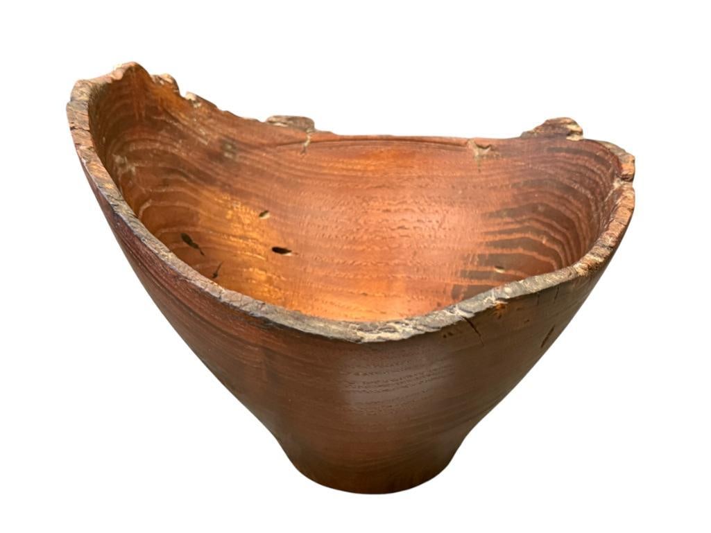 VINTAGE HAND TURNED KAURI BOWL WITH FLAT BOTTOM AND NATURAL RIM: 5 1/2"