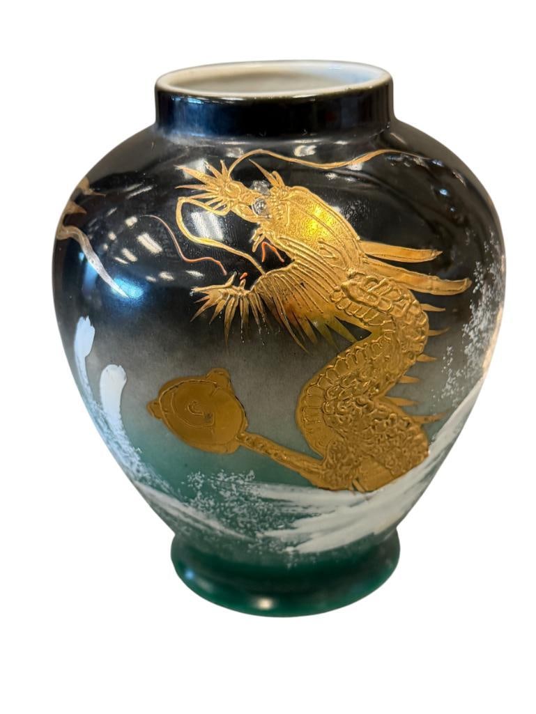 20TH CENTURY KUTANI HAND PAINTED PORCELAIN JAR: DRAGON MOTIF JAR WITH GILT ACCENTS, MISSING TOP 5 3/4" H