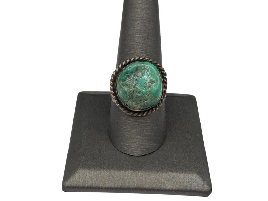 VINTAGE NAVAJO STERLING SILVER GREEN TURQUOISE RING: FEATURING ROPE BORDER AROUND TURQUOISE, TURQUOISE HAS CRACK SIZE 9 3/4, 7/8" FRONT, 9.60 GRAMS