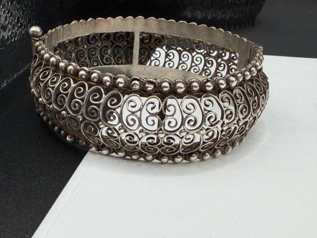 VINTAGE .800 SILVER FILIGREE AND BEADED DESIGN BANGLE BRACELET - 2