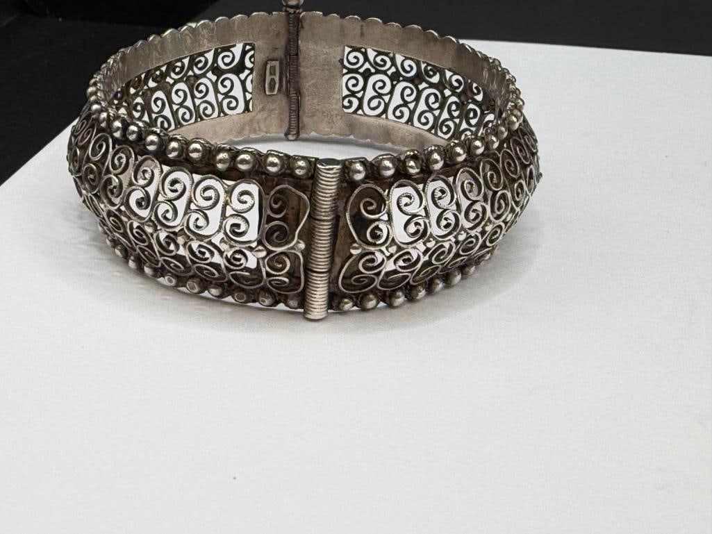 VINTAGE .800 SILVER FILIGREE AND BEADED DESIGN BANGLE BRACELET - 3