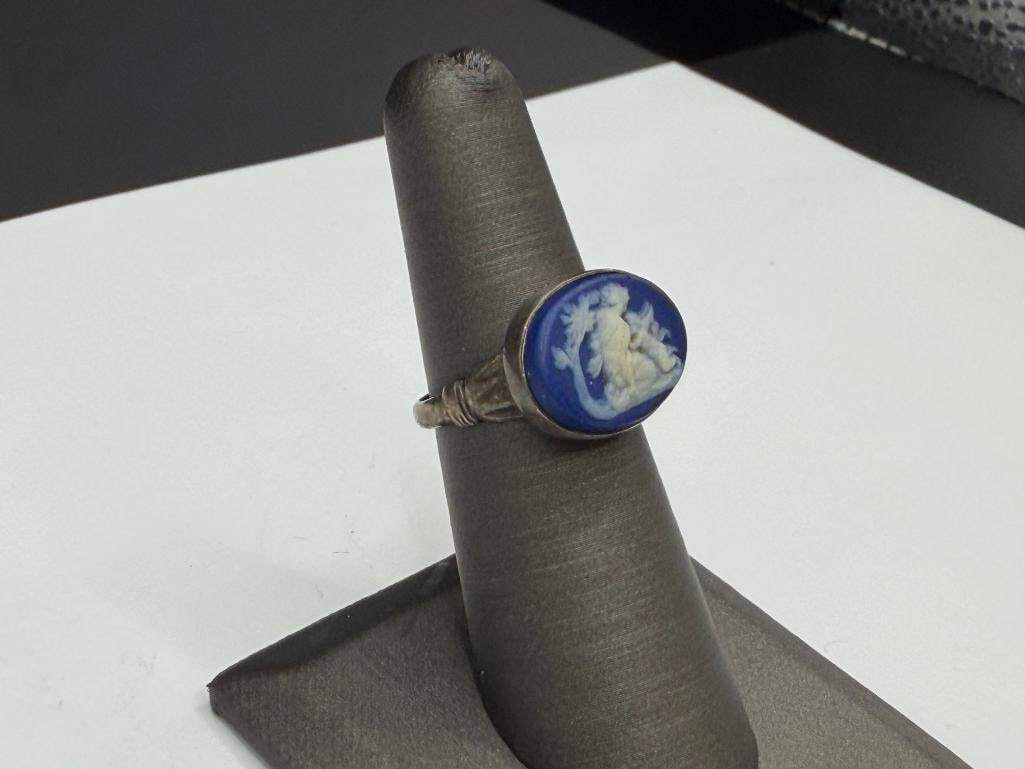 VINTAGE WEDGWOOD STERLING SILVER BLUE CAMEO RING FEATURING WOMAN AND CHERUB - 2