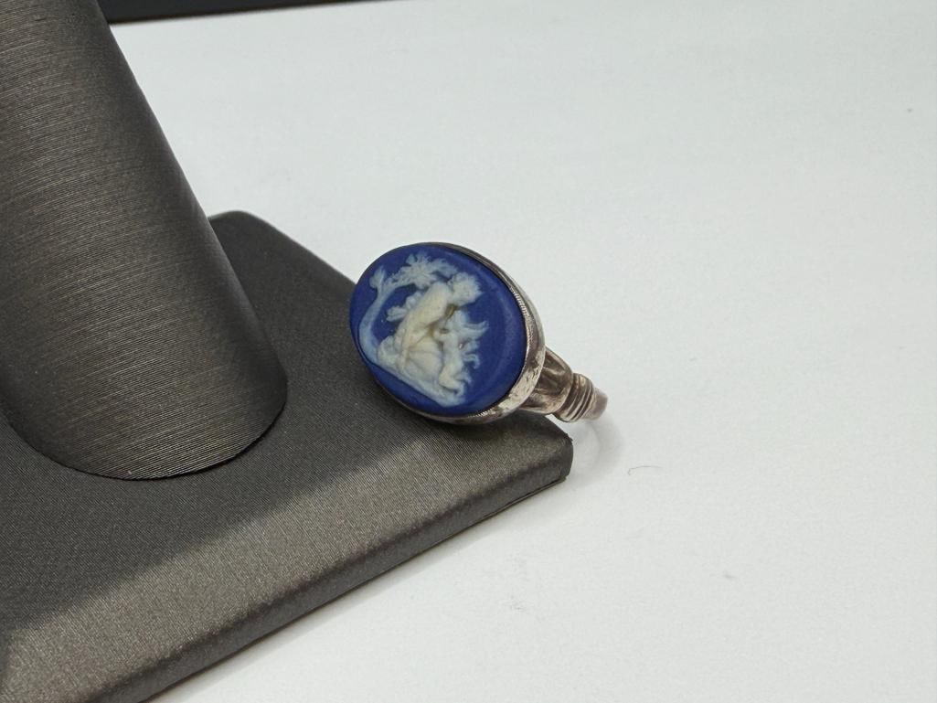 VINTAGE WEDGWOOD STERLING SILVER BLUE CAMEO RING FEATURING WOMAN AND CHERUB - 3