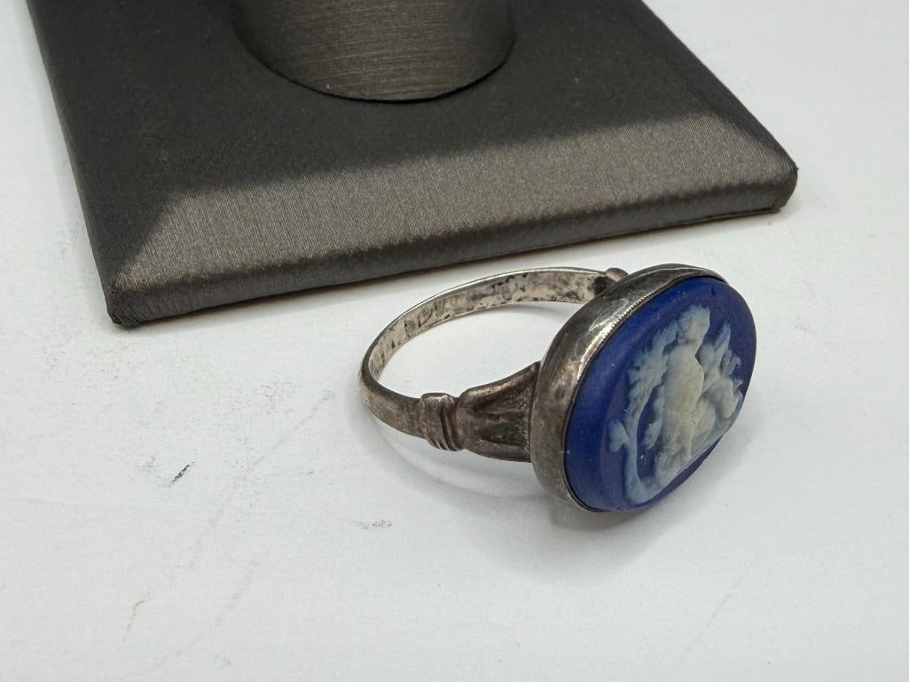 VINTAGE WEDGWOOD STERLING SILVER BLUE CAMEO RING FEATURING WOMAN AND CHERUB - 5