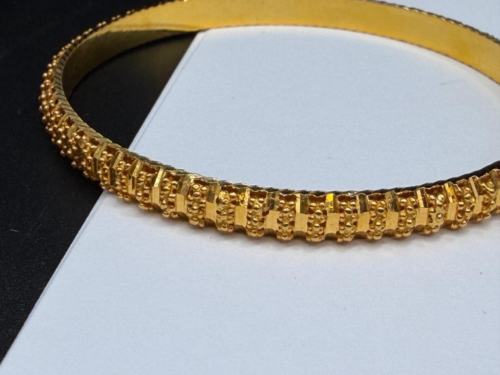 EUROPEAN 21K YELLOW GOLD BANGLE BRACELET FEATURING UNIQUE TEXTURED DESIGN - 3