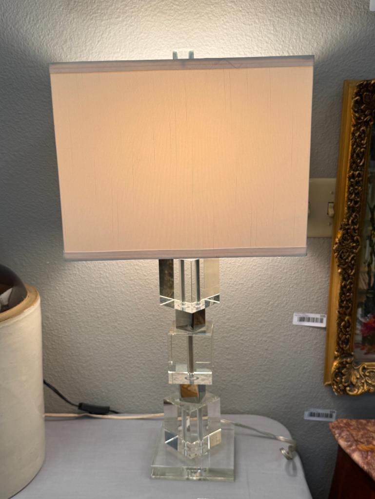 SAFAVIEH LIGHTING PALACE CRYSTAL STACKED CUBE TABLE LAMP WITH LINEN SHADE - 5