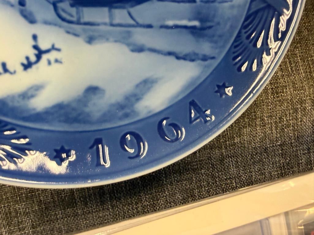 1960'S AND 1970'S ROYAL COPENHAGEN BLUE AND WHITE PORCELAIN ANNUAL HOLIDAY PLATES MADE IN DENMARK - 11