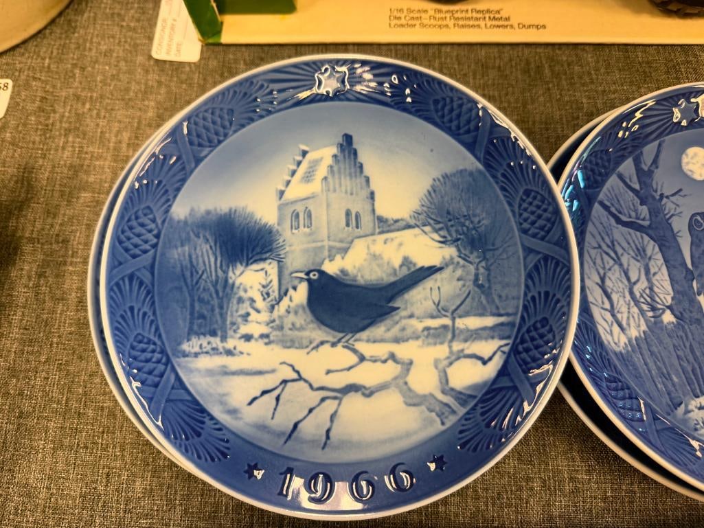 1960'S AND 1970'S ROYAL COPENHAGEN BLUE AND WHITE PORCELAIN ANNUAL HOLIDAY PLATES MADE IN DENMARK - 3