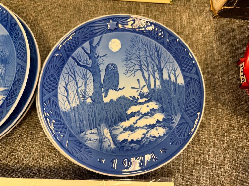 1960'S AND 1970'S ROYAL COPENHAGEN BLUE AND WHITE PORCELAIN ANNUAL HOLIDAY PLATES MADE IN DENMARK - 6