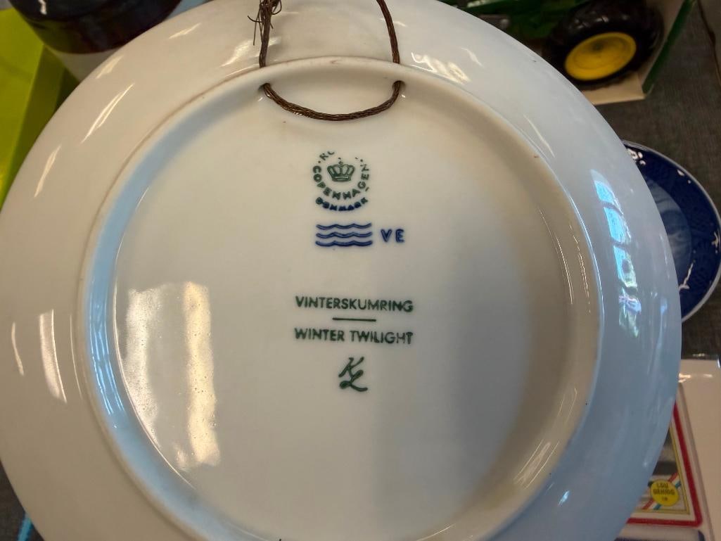 1960'S AND 1970'S ROYAL COPENHAGEN BLUE AND WHITE PORCELAIN ANNUAL HOLIDAY PLATES MADE IN DENMARK - 8