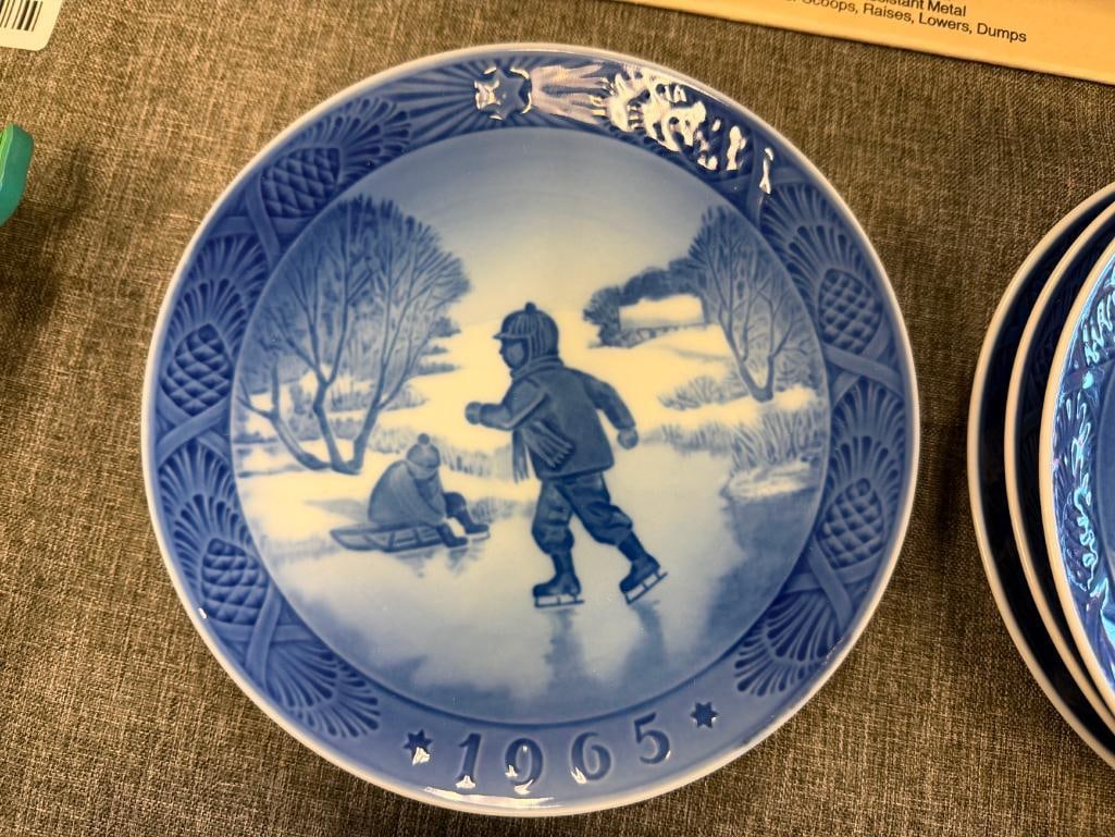 1960'S AND 1970'S ROYAL COPENHAGEN BLUE AND WHITE PORCELAIN ANNUAL HOLIDAY PLATES MADE IN DENMARK - 9