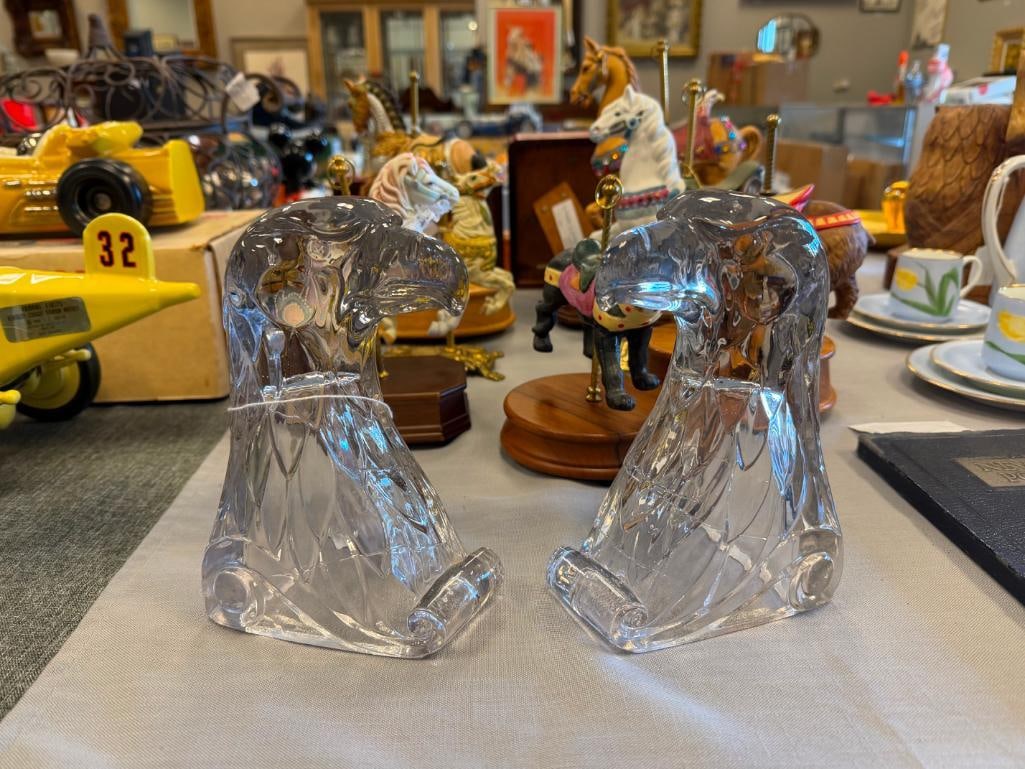 PAIR OF 20TH CENTURY EAGLE CLEAR GLASS BOOKENDS - 2