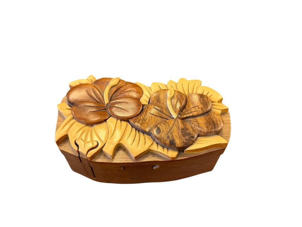 MIXED WOOD ARTISAN CRAFTED SOUVENIR FLORAL PUZZLE BOX: RED FELT LINED 6"