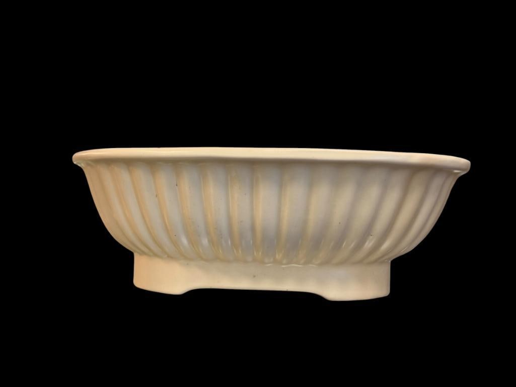 VINTAGE HAEGAR POTTERY FOOTED OBLONG BOWL WITH RIBBED DESIGN MADE IN THE U.S.A. (1 of 5)