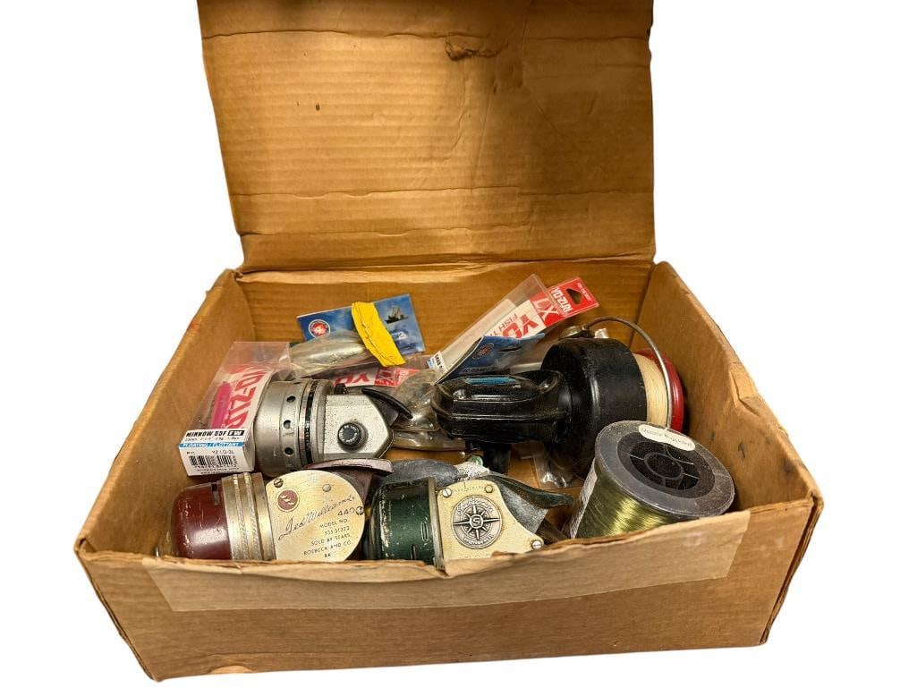 ASSORTED VINTAGE FISHING REELS AND TACKLE: INCLUDES SPORTSMAN BLUELAKE 4 REEL, YO-ZURI LURES IN BOXES, SHAKESPEARE 1700 II, TED WILLIAMS 440 REEL, AND MORE