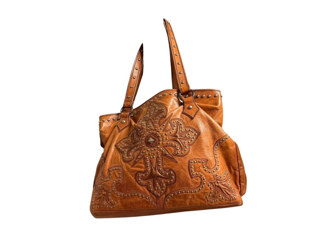 CRIPPLE CREEK LADIES LEATHER HANDBAG WITH MULTIPLE COMPARTMENTS AND WESTERN CROSS DESIGN: FEATURES STITCHED LEATHER AND METAL ACCENTS, GOOD CONDITION 17" X 5" X 12" BAG