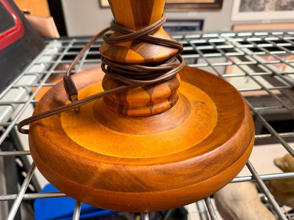 VINTAGE MID-CENTURY MODERN HANRD TURNED MARQUETRY WOOD TABLE LAMP - 3