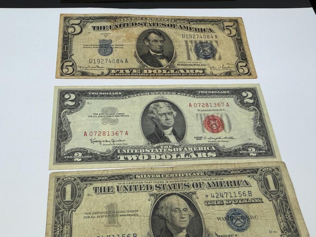 $10 FACE VALU EIN COLLECTIBLES U.S. CURRENCY INCLUDING TWO $1 SILVER CERTIFICATE STAR NOTES - 8