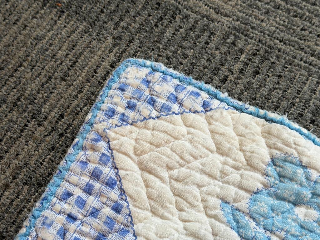 VINTAGE HAND CRAFTED WHITE GINGHAM QUILT WITH FLORAL BLOCKS - 5