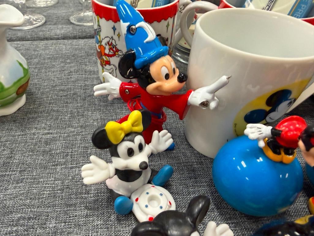 WALT DISNEY MICKEY AND MINNIE COLLECTIBLES - 10