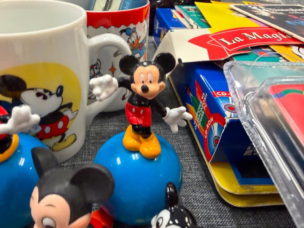 WALT DISNEY MICKEY AND MINNIE COLLECTIBLES - 7