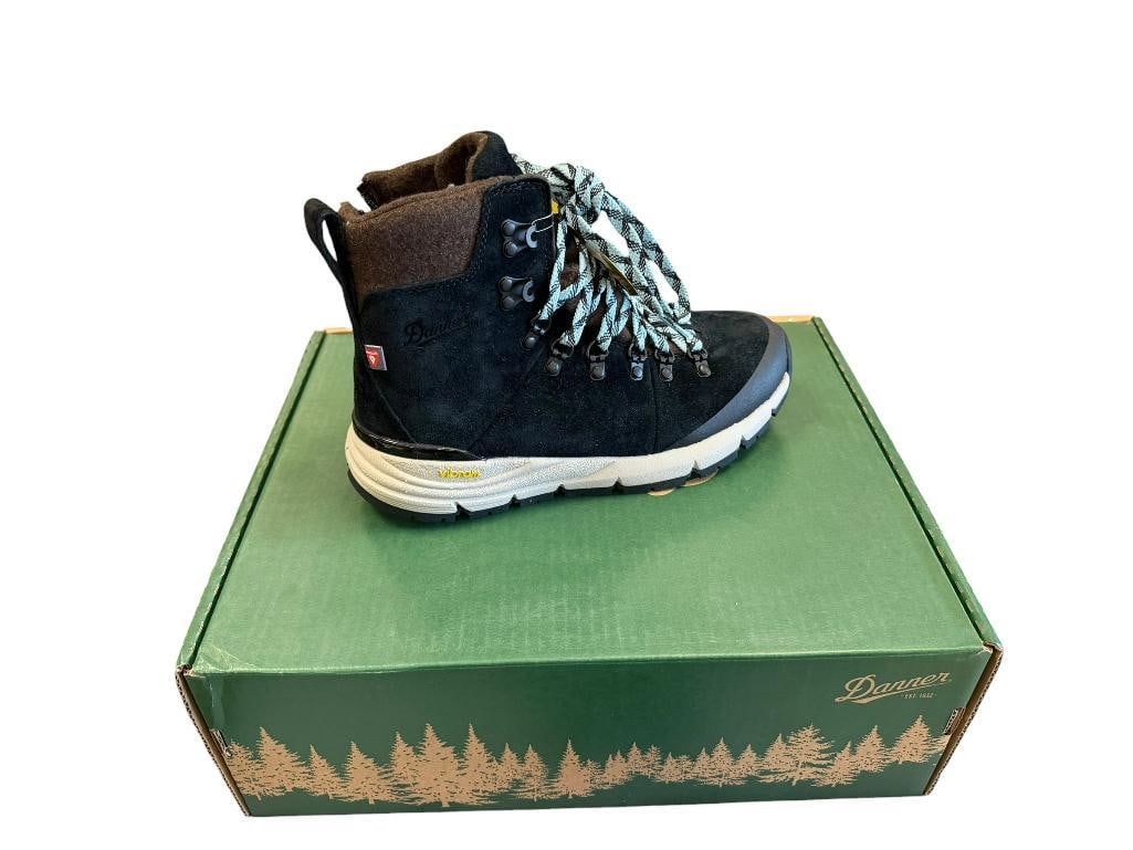NEW DANNER WOMEN'S ARCTIC 600 WATERPROOF INSULATED BOOTS SIZE 8: NEW IN THE BOX