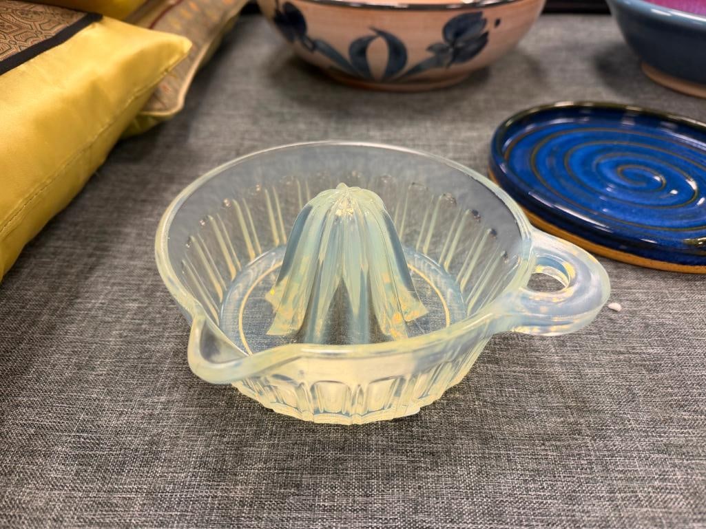 VINTAGE OPALESCENT GLASS JUICER / REAMER WITH RIBBED DESIGN - 2