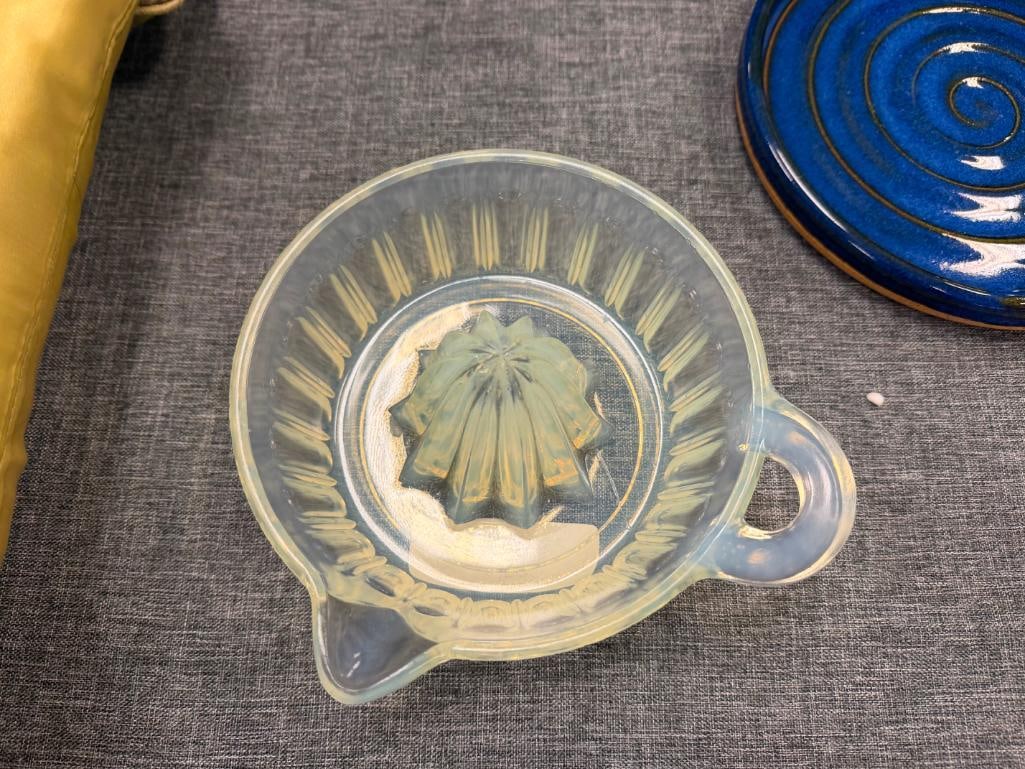 VINTAGE OPALESCENT GLASS JUICER / REAMER WITH RIBBED DESIGN - 3