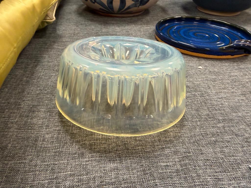 VINTAGE OPALESCENT GLASS JUICER / REAMER WITH RIBBED DESIGN - 6