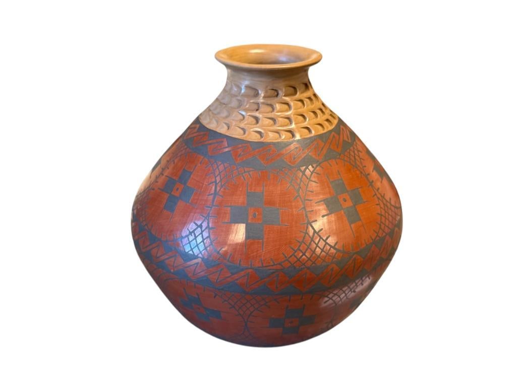 MATA ORTIZ POTTERY SILVEIRA POTTERY POLYCHROME POTTERY VASE / POT WITH GEOMETRIC DESIGN (1 of 6)