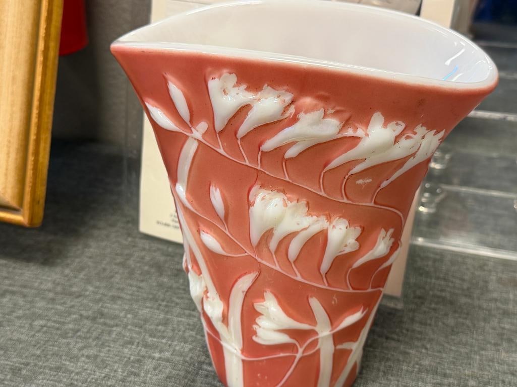 1930'S ART DECO PHOENIX / CONSOLIDATED GLASS COMPANY WHITE AND PINK TRUMPET SCULPTED VASE - 2