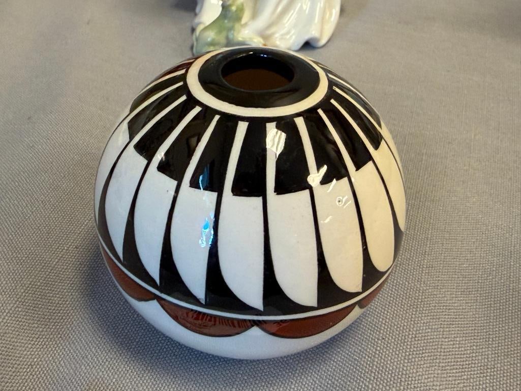20TH CENTURY ACOMA PUEBLO POTTERY POLYCHROME SEED JAR SIGNED BY THE ARTIST - 2
