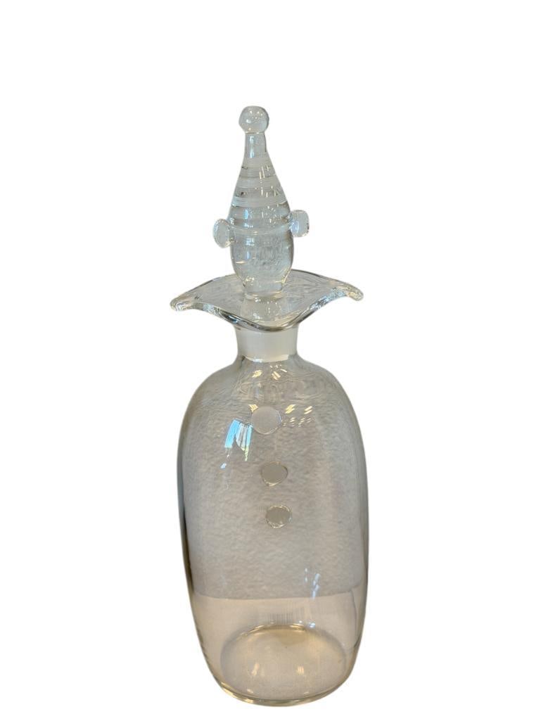 20TH CENTURY HAND BLOWN ART GLASS CLEAR GLASS CLOWN DECANTER: HAND BLOWN ART GLASS CLOWN DECANTER WITH ETCHED FACIAL FEATURES AND APPLIED BUTTONS, POLISHED PONTIL, NO CRACKS OR CHIPS 11" H