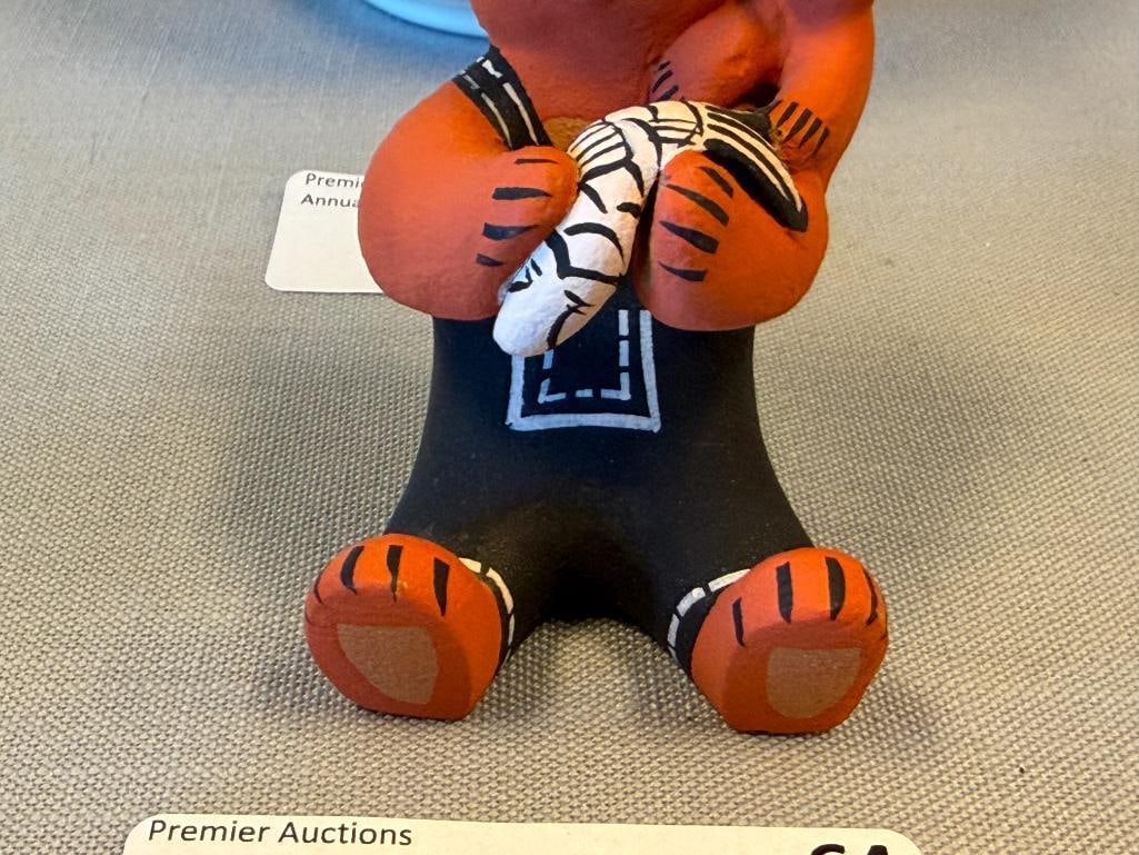 SIGNED D.H. COCHITI NEW MEXICO PUEBLO POTTERY CLAY BEAR AND CUB WITH FISH STORYTELLER FIGURINE - 3