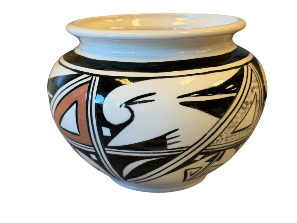 20TH CENTURY SIGNED ACOMA NATIVE AMERICAN POTTERY POT / BOWL SIGNED "RCT": POLYCHROME GEOMETRIC DESIGN POT, SIGNED ON THE BOTTOM, NO CHIPS OR CRACKS 5 1/2" ROUND