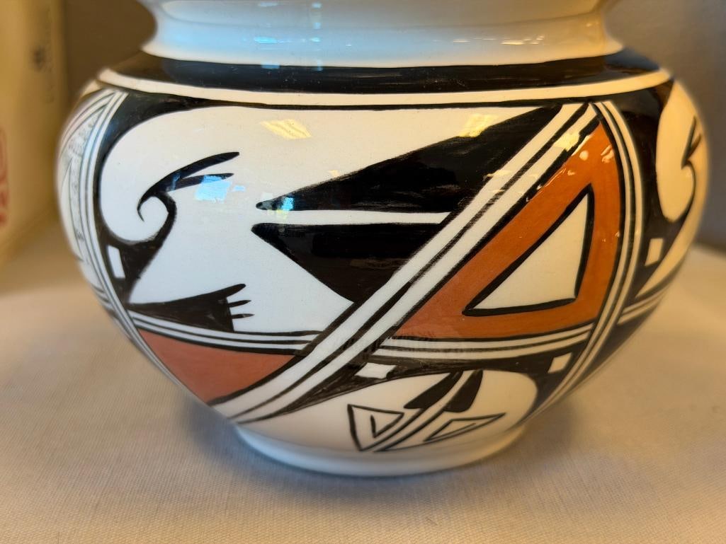 20TH CENTURY SIGNED ACOMA NATIVE AMERICAN POTTERY POT / BOWL SIGNED "RCT" - 3