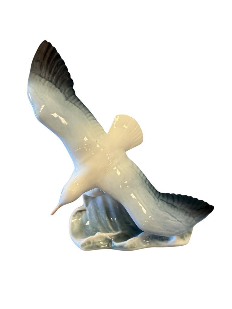 VINTAGE ROSENTHAL HAND PAINTED PORCELAIN SEAGULL FIGURINE DESIGNED BY FRITZ HEIDENREICH CIRCA 195...: HAND PAINTED PORCELAIN BIRD FIGURINE WITH WAVE BASE, MARKED ON THE BOTTOM, ARTIST NAME ALONG THE EDGE OF THE BASE, BEAK HAS BEEN PREVIOUSLY REPAIRED ALONG WITH WING 11 3/4" WINGSPAN